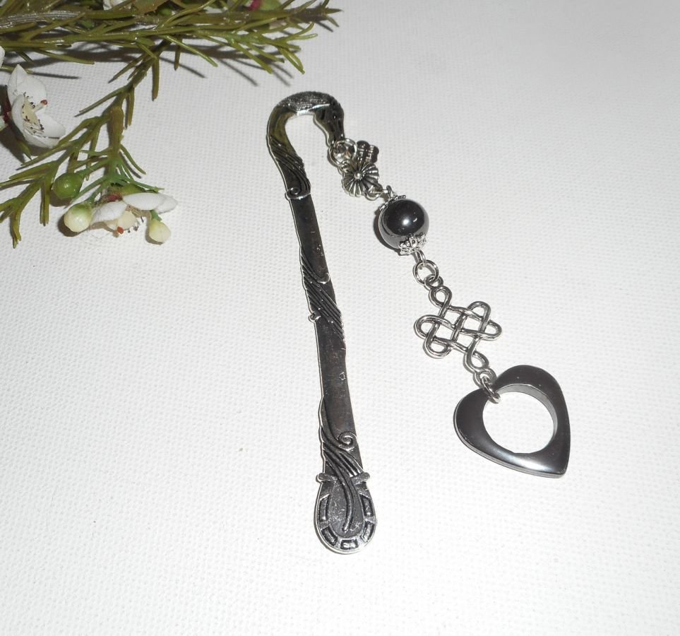 Bookmark de ferradura com arco de prata e coração de pedras hematita