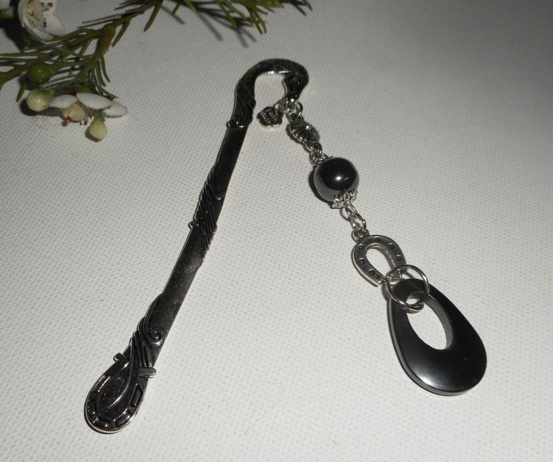 Bookmark com pequenas ferraduras de prata e pedras hematites