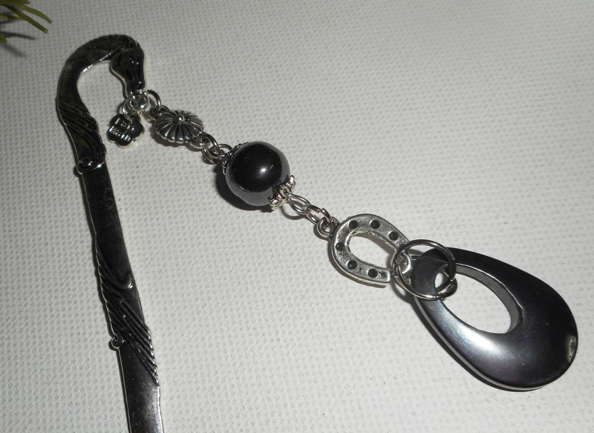 Bookmark com pequenas ferraduras de prata e pedras hematites