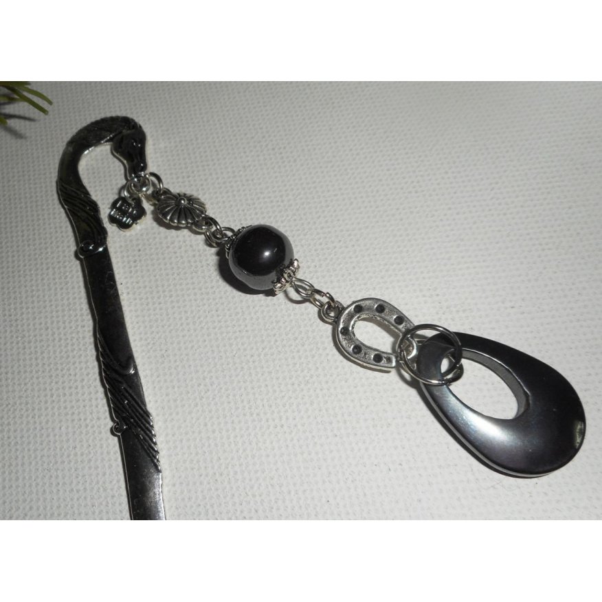Bookmark com pequenas ferraduras de prata e pedras hematites
