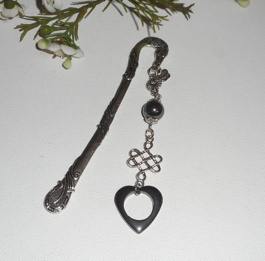 Bookmark de ferradura com arco de prata e coração de pedras hematita