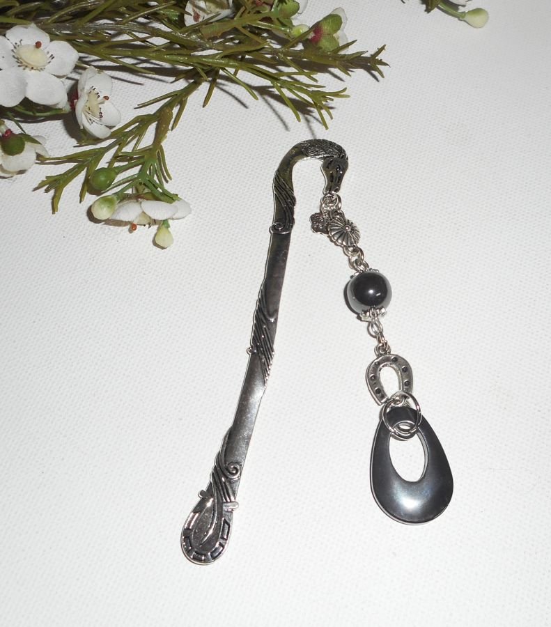 Bookmark com pequenas ferraduras de prata e pedras hematites