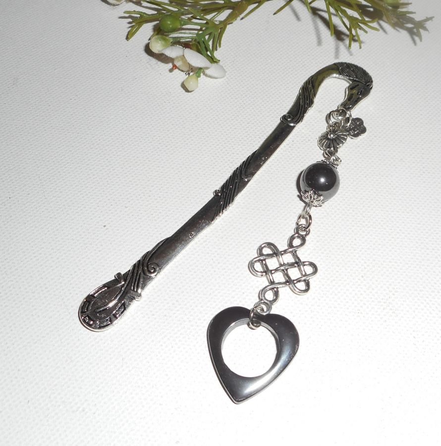 Bookmark de ferradura com arco de prata e coração de pedras hematita