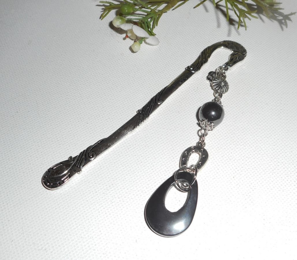 Bookmark com pequenas ferraduras de prata e pedras hematites