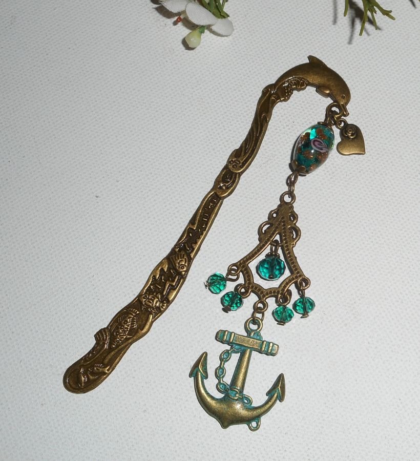 Marcador de páginas Dolphin em metal bronze com contas de cristal verde e tinta