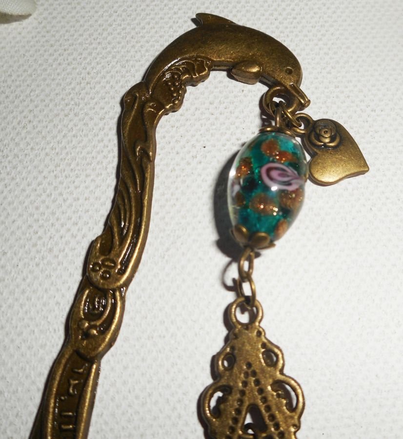 Marcador de páginas Dolphin em metal bronze com contas de cristal verde e tinta