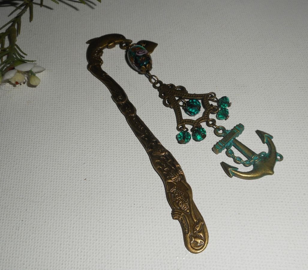 Marcador de páginas Dolphin em metal bronze com contas de cristal verde e tinta