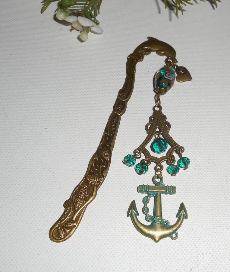 Marcador de páginas Dolphin em metal bronze com contas de cristal verde e tinta
