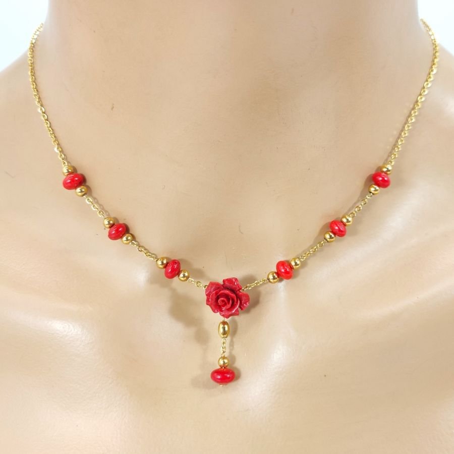 Colar e brincos com rosas gorgonianas vermelhas