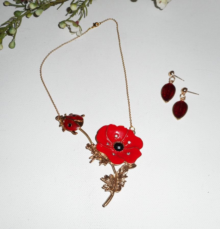Colar de papoila e joaninha em esmalte vermelho sobre corrente de aço dourada