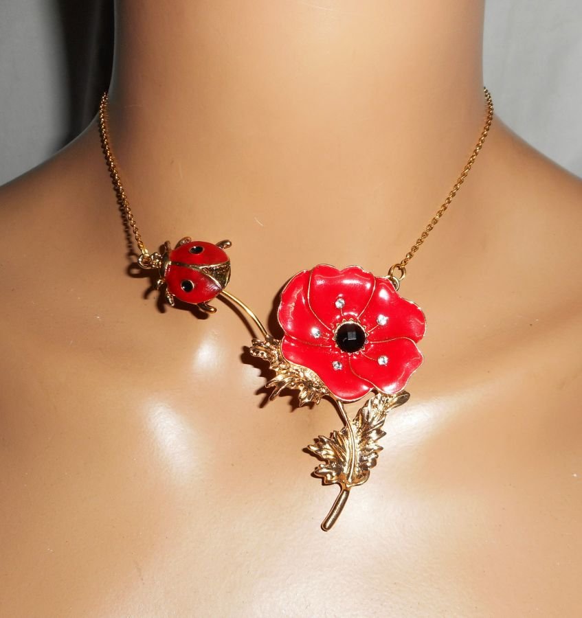 Colar de papoila e joaninha em esmalte vermelho sobre corrente de aço dourada