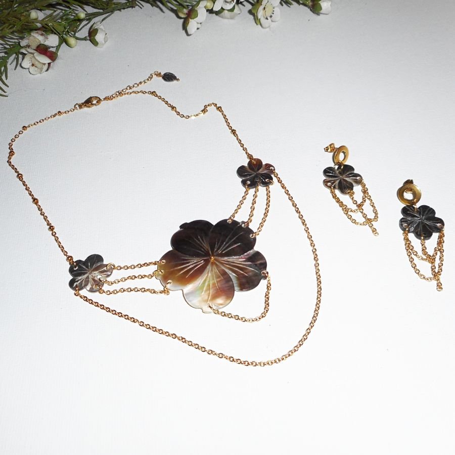 Colar de flores mãe de pérolas com corrente dourada