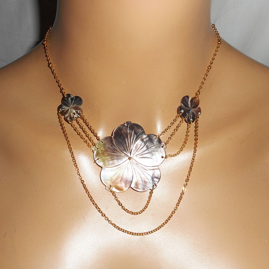 Colar de flores mãe de pérolas com corrente dourada