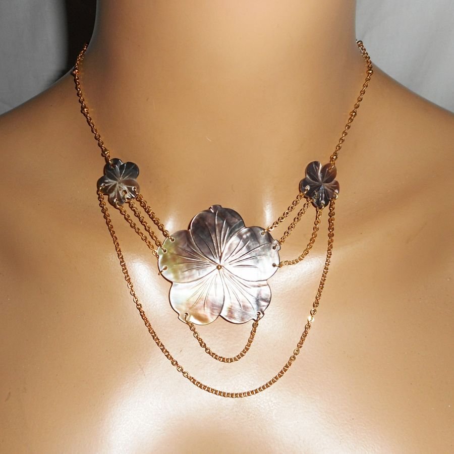 Colar de flores mãe de pérolas com corrente dourada
