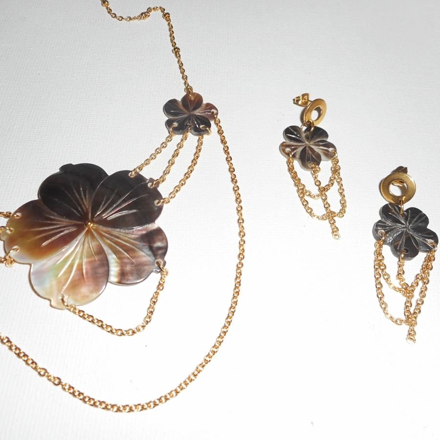 Colar de flores mãe de pérolas com corrente dourada
