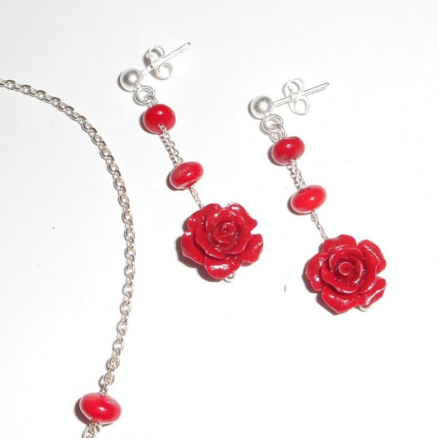 Colar rosa vermelha e gorgon sobre corrente de prata