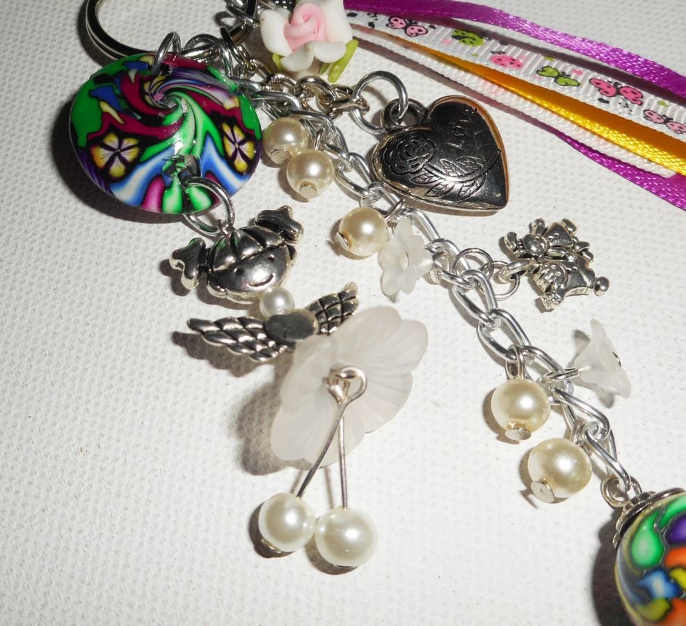 Porta-chaves/Bijutaria boneca branca com missangas e fitas multicoloridas