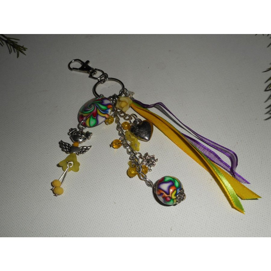 Porta-chaves/saco amarelo com missangas e fitas multicoloridas