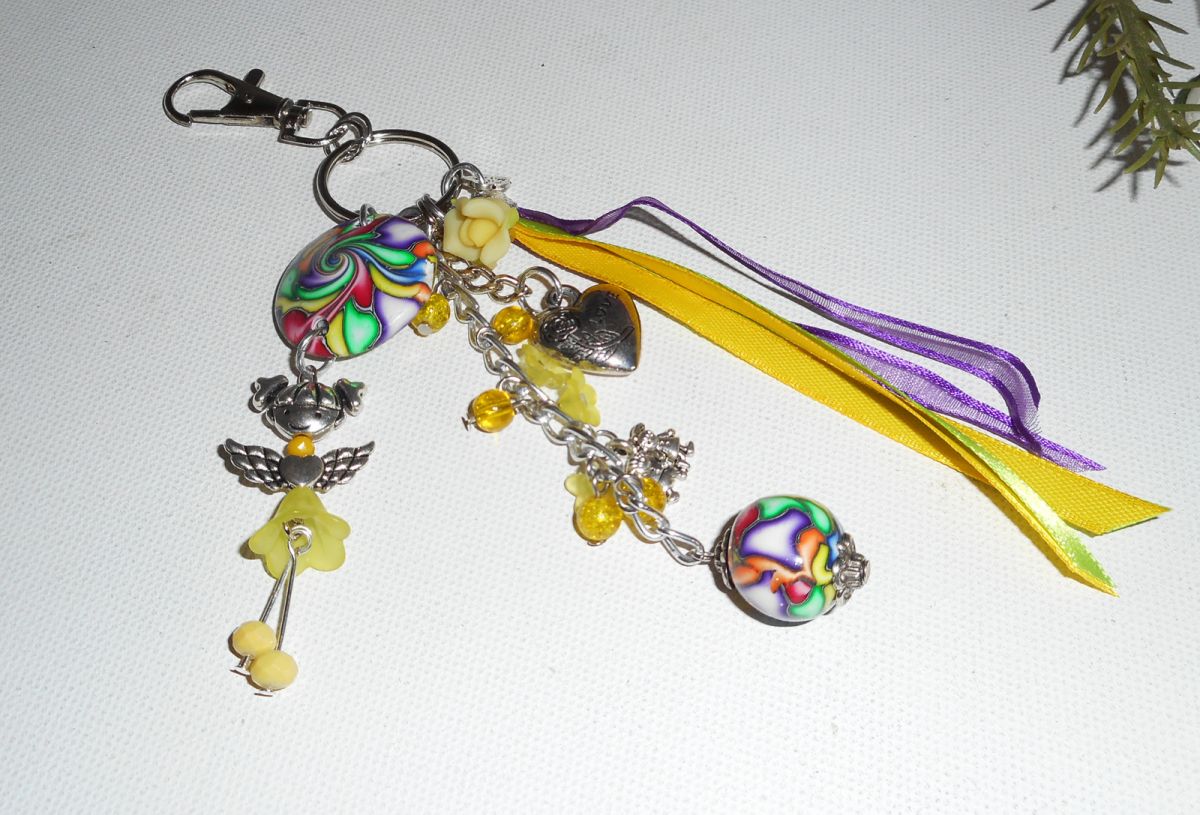 Porta-chaves/saco amarelo com missangas e fitas multicoloridas
