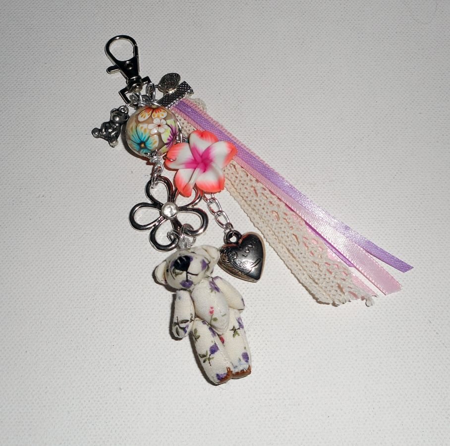 Porta-chaves/jóias com missangas e fitas multicoloridas