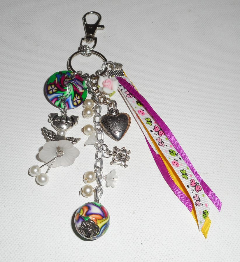 Porta-chaves/Bijutaria boneca branca com missangas e fitas multicoloridas