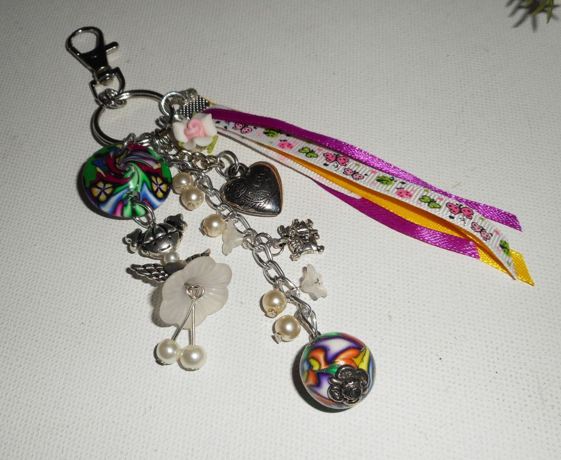 Porta-chaves/Bijutaria boneca branca com missangas e fitas multicoloridas
