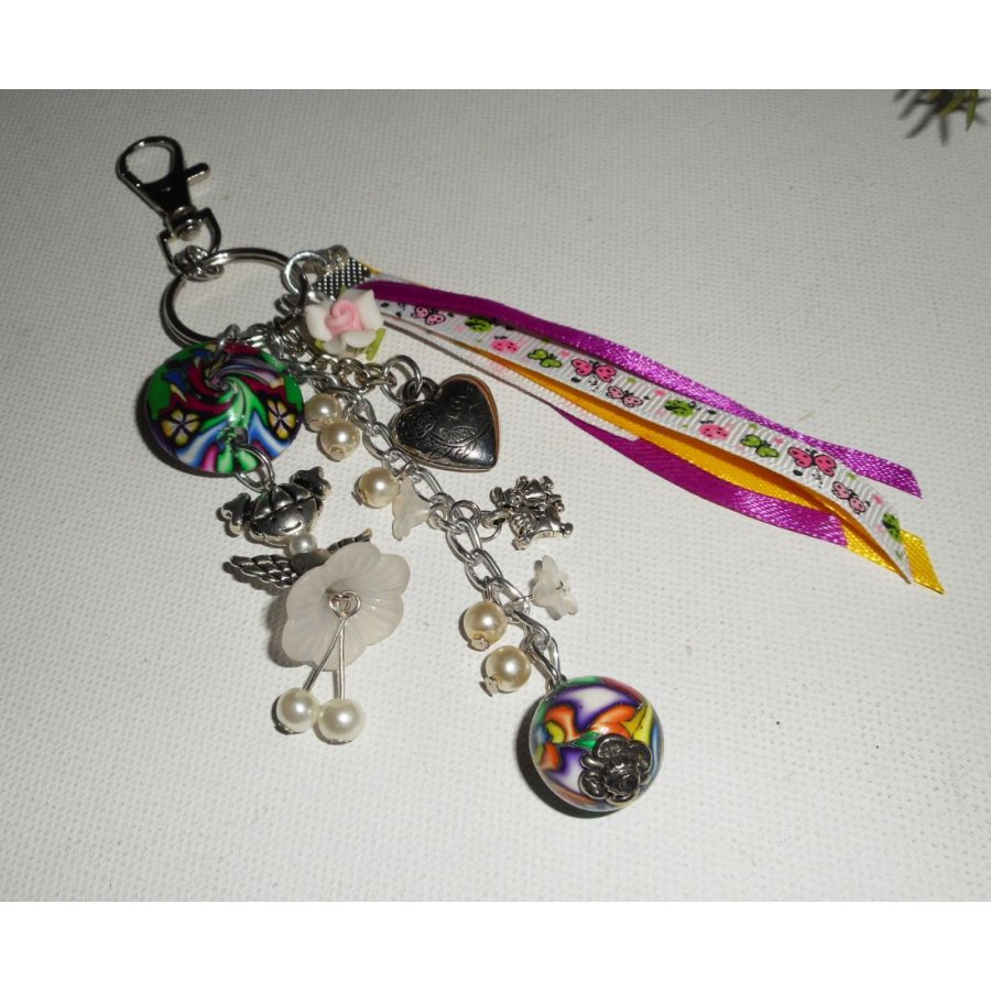 Porta-chaves/Bijutaria boneca branca com missangas e fitas multicoloridas