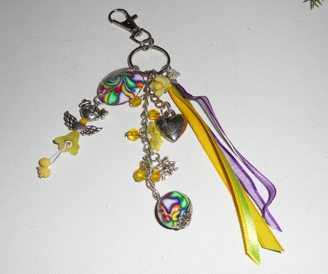 Porta-chaves/saco amarelo com missangas e fitas multicoloridas