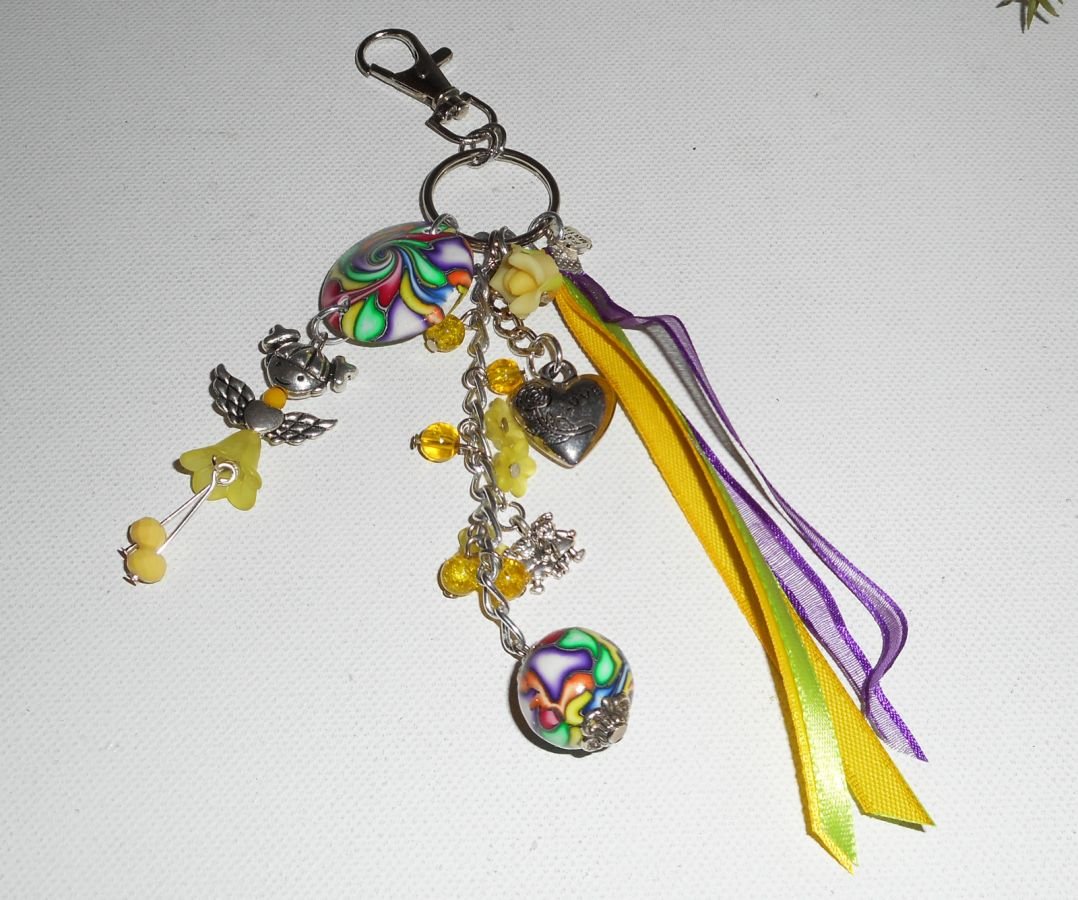 Porta-chaves/saco amarelo com missangas e fitas multicoloridas