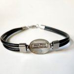 Pulseira mãe de pérola personalizada em couro