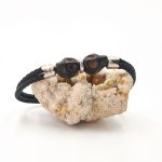 Crânio duplo e bracelete de ossos cruzados com pedras pretas em corda dupla