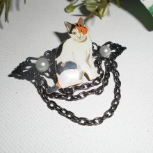 Pregadeira de gato com pérolas de esmalte e corrente negra