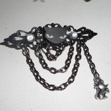 Broche de gato de resina preta com cristais de strass e corrente preta