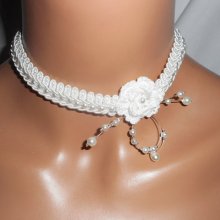 Colar de flores brancas com croché sobre trança de fantasia bordada com contas de vidro