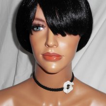 Colar de papoila branca sobre cordão trançado preto