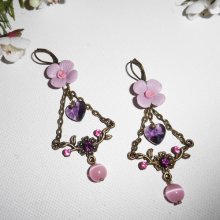 Brincos de flores roxas com borlas de coração e pérolas cor-de-rosa