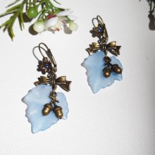 Brincos de folhas azuis com pequenos arcos e avelãs