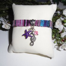 Pulseira de tecido colorido com cavalo marinho e borlas de estrela-do-mar roxas