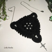 Colar de croché preto com missangas bordadas e cruz