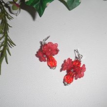 Brincos de flores vermelhas com contas de cristal