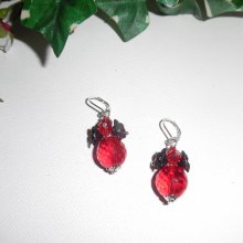 Brincos originais de flores pretas com contas de cristal vermelho