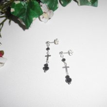 Brincos de Contas de Cristal Preto com Cruz em Pinos de Prata Sterling 925