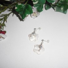 Brincos com flores de madrepérola e golfinhos em tachas de prata de 925 libras esterlinas