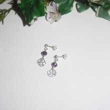 Brincos com pequenas rosas e pérolas de cristal de ameixa em 925 tachas de prata