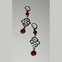 Brincos de nó celta com pedras carnelianas cor-de-laranja em travessas de prata
