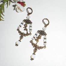 Brincos de fadas e borlas de cristal branco em travessas de bronze