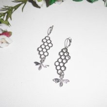 Brincos de favo de mel com pequena abelha prateada