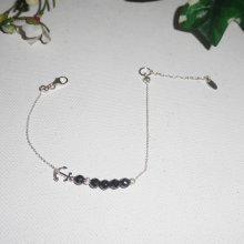 Pulseira original em tinta marinha e pequenas pérolas hematita numa corrente de prata 925