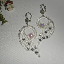 Brincos de renda branca com cristal Swarovski e pérolas