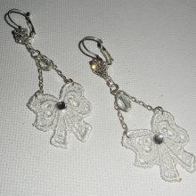 Brincos de laço de renda branca com cristal